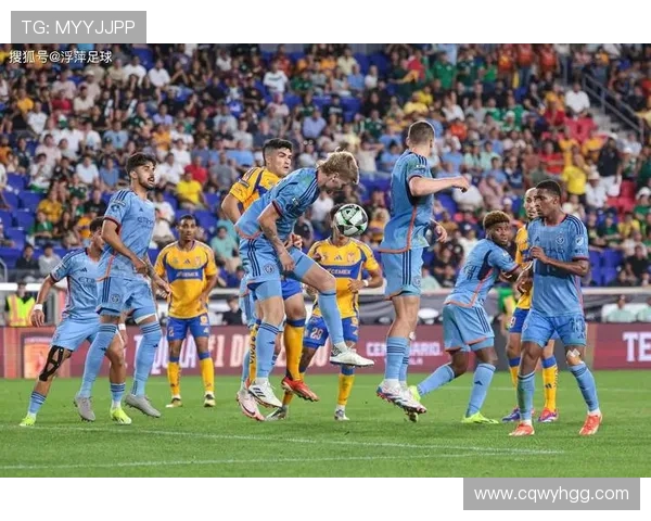 足球巨星挑战摔跤赛场展现全能魅力引发粉丝热议